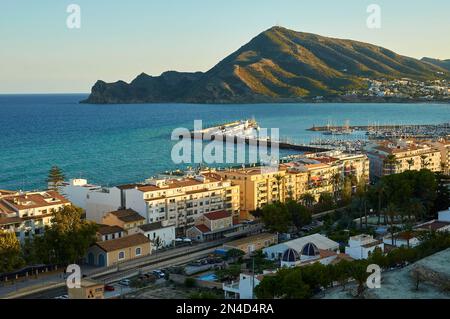 Altea Nautic Port mit Parc Natural Serra Gelada im Hintergrund von Altea Altstadt (Marina Baixa, Costa Blanca, Alicante, Valencian Community, Spanien) Stockfoto