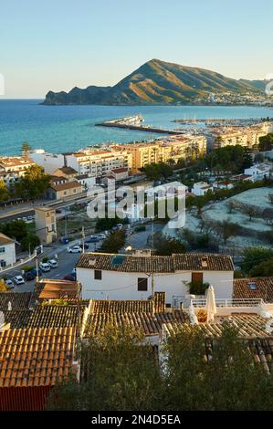 Altea Nautic Port mit Parc Natural Serra Gelada im Hintergrund von Altea Altstadt (Marina Baixa, Costa Blanca, Alicante, Valencian Community, Spanien) Stockfoto