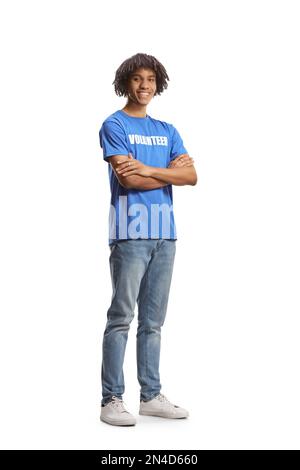 Ein langes Porträt eines jungen afroamerikanischen Mannes, der ein blaues Freiwilligen-T-Shirt trägt, isoliert auf weißem Hintergrund Stockfoto