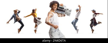 Ein afroamerikanischer Typ hält eine Boombox und Leute tanzen im Rücken isoliert auf weißem Hintergrund Stockfoto