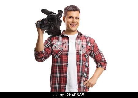 Ein Mann, der eine professionelle Aufzeichnungskamera auf der Schulter hält und isoliert auf weißem Hintergrund lächelt Stockfoto
