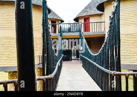 Malerischer Blick auf das Sarova Salt Lick Hotel im Tsavo-Nationalpark, Kenia Stockfoto