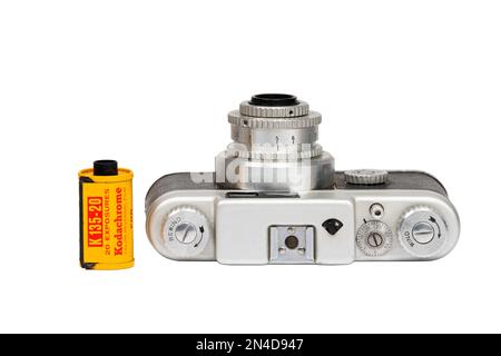 Maryville, Tennessee - 2. Februar 2023: Eine antike Argus-Kamera und eine Rolle des frühen Kodachrome aus den 1950er Jahren. Stockfoto