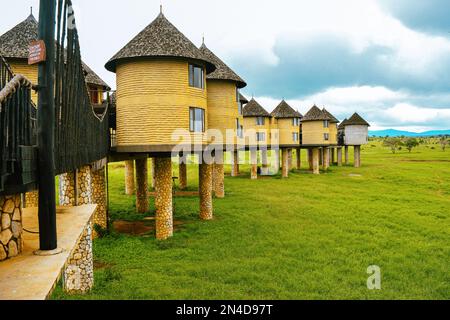 Malerischer Blick auf das Sarova Salt Lick Hotel im Tsavo-Nationalpark, Kenia Stockfoto