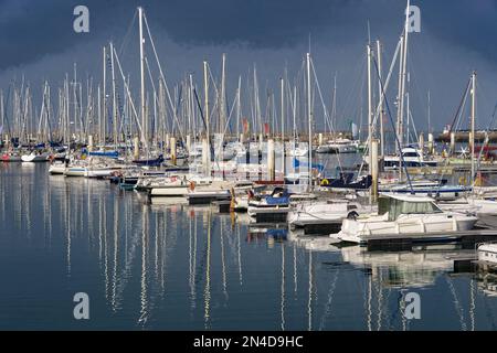 Boote mit starker Reflexion von Masten im Hafen von Cherbourg-Octoville, einer Gemeinde auf der Halbinsel Cotentin im Departement Manche in Lower Norm Stockfoto
