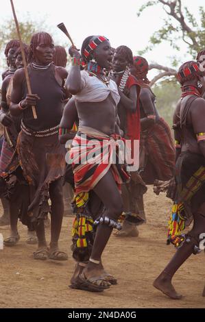 Hamer stamm - tanzende Frauen während der "bull Jump": Die wichtigste Zeremonie für junge Männer, die letzte Prüfung, bevor er ins Erwachsenenalter. Äthiopien Stockfoto