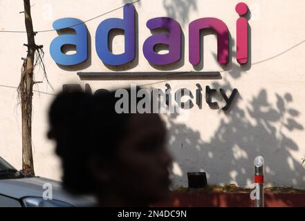 Mumbai, Maharashtra, Indien. 8. Februar 2023. Eine Frau kommt am 08. Februar 2023 in Mumbai, Indien, an einem Adani Electicity-Schild vorbei.Indiens Adani-Krise breitet sich in Straßenproteste aus, da die Verluste laut einem indischen Medienbericht die höchsten 110 Milliarden Dollar betragen. (Kreditbild: © Indranil Aditya/ZUMA Press Wire) NUR REDAKTIONELLE VERWENDUNG! Nicht für den kommerziellen GEBRAUCH! Stockfoto