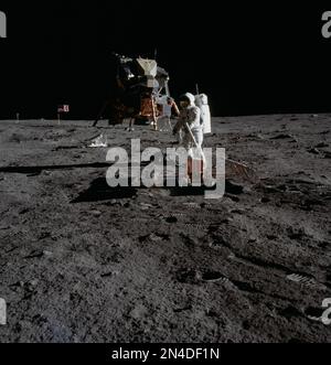 Astronaut Neil A. Armstrong, Apollo ll Mission Commander, bei der modularen Gerätelagerung (MESA) des Lunar Module "Eagle" auf der historischen ersten Extravehikelaktivität (EVA) auf der Mondoberfläche. Astronaut Edwin E. Aldrin Jr. fotografierte mit einer Hasselblad 70mm Kamera. Die meisten Fotos der Apollo 11-Mission zeigen Buzz Aldrin. Dies ist einer von nur wenigen, die Neil Armstrong zeigen (einige davon sind verschwommen). Stockfoto