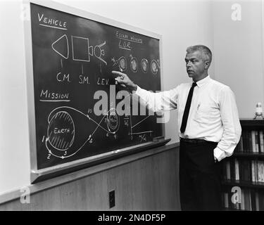 John C. Houbolt an der Tafel, der sein Konzept für die Weltraumlandung zeigt. Lunar Orbital Rendezvous (LOR) würde im Apollo-Programm verwendet werden. Obwohl Houbolt die Idee von LOR nicht erfand, war er die Person, die am meisten dafür verantwortlich war, sie bei der NASA zu schieben. Stockfoto