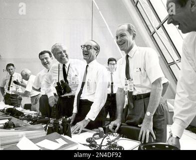 Apollo 11-Missionsbeamte entspannen sich nach dem erfolgreichen Apollo 11-Rettungseinsatz am 16. Juli 1969 im Launch Control Center. Von links nach rechts: Charles W. Mathews, stellvertretender Associate Administrator für bemannte Raumfahrt; Dr. Wernher von Braun, Direktor des Marshall Space Flight Center; George Mueller, Associate Administrator für das Büro für bemannte Raumfahrt; LT. Gen. Samuel C. Phillips, Direktor des Apollo Programms Stockfoto