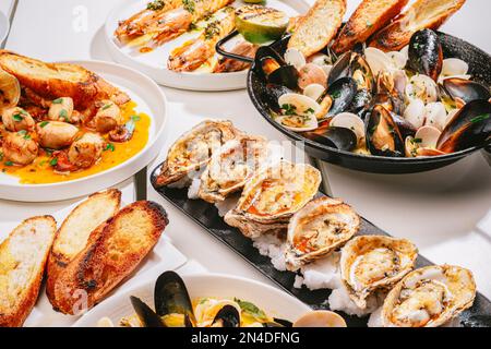 Eine Auswahl an Meeresfrüchte-Delikatessen auf einem Tisch Stockfoto