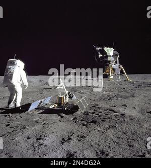 Astronaut Edwin E." "Buzz" Aldrin Jr., Lunar Module Pilot, ist während der Apollo 11 Extra Vehicular Activity auf dem Mond fotografiert. Er hat gerade im Einsatz, um die frühen Apollo wissenschaftliche Experimente Paket (EASEP). Im Vordergrund steht die Passiven seismischen Experiment Package (PSEP); darüber hinaus die Laser Ranging Retro-Reflector ist (LR-3); in der Mitte Hintergrund ist die Vereinigten Flaggenstaaten; im linken Hintergrund ist die schwarzen und weißen Mondoberfläche fernsehen Kamera; in der rechten Hintergrund ist die Mondlandefähre "Eagle". A. in der Astronaut Neil Armstrong, Kommandant, nahm dieses Foto mit 70 mm Lunar s Stockfoto