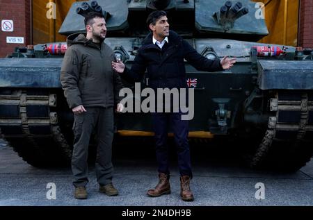 Premierminister Rishi Sunak und der ukrainische Präsident Volodymyr Zelensky treffen ukrainische Truppen, die ausgebildet werden, um Challenger-2-Panzer in einer militärischen Einrichtung in Lulworth, Dorset, zu befehligen. Bilddatum: Mittwoch, 8. Februar 2023. Stockfoto