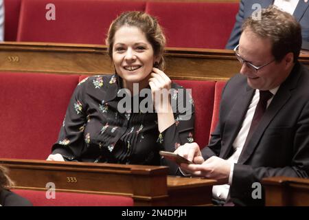 Die Abgeordneten Maud Bregeon und Sylvain Maillard nehmen am 07. Februar 2023 in Paris an einer Fragestunde mit der Regierung in der französischen Nationalversammlung Teil. Foto: David Niviere/ABACAPRESS.COM Stockfoto