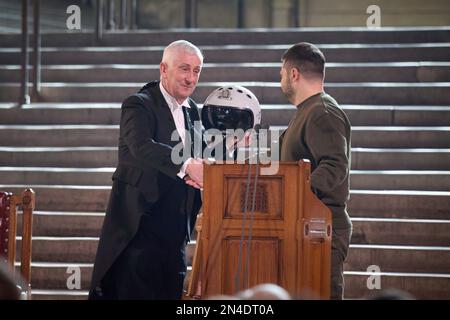 London, Vereinigtes Königreich. 08. Februar 2023. Sir Lindsay Hoyle, britischer Commons-Sprecher, links, hält einen Helm für einen Kampfpiloten, der ihm vom ukrainischen Präsidenten Volodymyr Zelenskyy, rechts, während einer Ansprache an Parlamentsmitglieder in Westminster Hall am 8. Februar 2023 in London, Großbritannien, geschenkt wurde. Kredit: Pool Photo/Pressestelle Des Ukrainischen Präsidenten/Alamy Live News Stockfoto