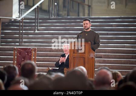 London, Vereinigtes Königreich. 08. Februar 2023. Der ukrainische Präsident Volodymyr Zelenskyy hält am 8. Februar 2023 in Westminster Hall in London, Vereinigtes Königreich, eine Rede an die Parlamentsmitglieder. Kredit: Pool Photo/Pressestelle Des Ukrainischen Präsidenten/Alamy Live News Stockfoto