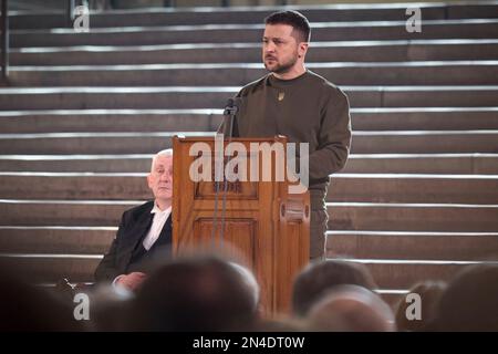 London, Vereinigtes Königreich. 08. Februar 2023. Der ukrainische Präsident Volodymyr Zelenskyy hält am 8. Februar 2023 in Westminster Hall in London, Vereinigtes Königreich, eine Rede an die Parlamentsmitglieder. Kredit: Pool Photo/Pressestelle Des Ukrainischen Präsidenten/Alamy Live News Stockfoto