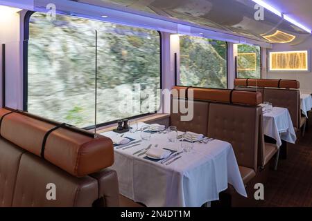 Das Innere des goldenen Rocky Mountaineer Speisewagens während der Fahrt in British Columbia, Kanada. Stockfoto