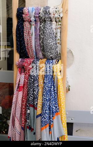 Schal-Wangen-Laden mit bunten Schals an einem Marktstand farbige Schals Cheches-Shop Stockfoto