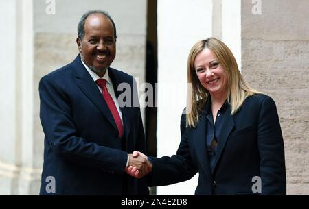 Rom, Italien. 08. Februar 2023. Rom 08/02/2023 Premierminister Giorgia Meloni empfängt den Präsidenten der Bundesrepublik Somalia, Hassan Sheikh Mohamud, im Palazzo Chigi Editorial Use Only Credit: Independent Photo Agency/Alamy Live News Stockfoto