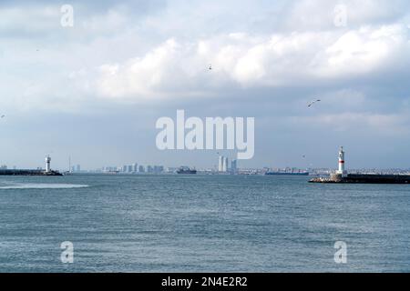 Blick auf den Wasserbrecher am Marmarameer in der Nähe der Kadikoy-Fährstation in Istanbul. Das Meer von Marmara und die Stadt im Hintergrund Stockfoto