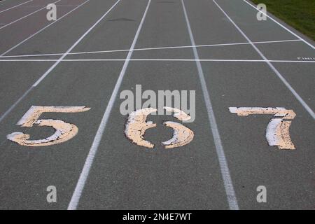 Nummerierte Fahrspuren auf der Laufbahn Stockfoto