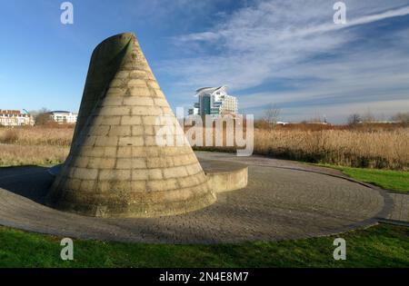 Skulptur „Cader Idris“ von Willian Pye, Feuchtgebiet, Cardiff Bay, Südwales. Stockfoto