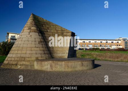 Skulptur „Cader Idris“ von Willian Pye, Feuchtgebiet, Cardiff Bay, Südwales. Stockfoto