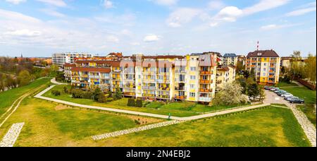 Elk, Polen - 1. Mai 2022: Panoramablick auf Wohngebäude und Wohnanlagen am Ufer des Sees Jezioro Elckie im südlichen Viertel Szyba der Elchstadt Stockfoto