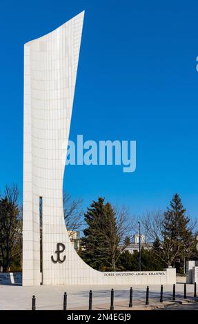 Warschau, Polen - 25. März 2022: Denkmal der polnischen Untergrundstaat- und Heimatarmee des Zweiten Weltkriegs von Jerzy Staniszkis vor der Sejm-Kammer von Parli Stockfoto