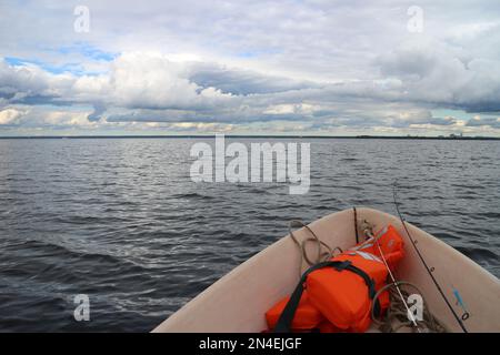 Fischerboot im offenen Meer, wunderschöne Meereslandschaft, First Person Aussicht Stockfoto