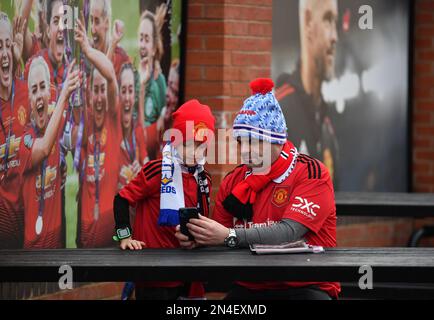 Manchester, Großbritannien. 8. Februar 2023. Zwei Manchester-Utd-Fans bereiten sich während des Premier-League-Spiels in Old Trafford, Manchester, auf das Spiel vor. Der Bildausdruck sollte lauten: Gary Oakley/Sportimage Credit: Sportimage/Alamy Live News Stockfoto