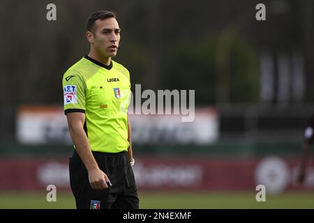 Schiedsrichter Giuseppe Mucera während der zweiten Etappe des Viertelfinalspiels des Women's Italian Cup zwischen A.S. Rom gegen Pomigliano Calcio Donne am 8. Februar 2023 im Stadio Tre Fontane, Rom, Italien. Stockfoto