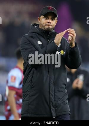 7. Februar 2023: Turf Moor, Burnley, Lancashire, England; FA Cup Fußball, Burnley gegen Ipswich Town; Burnley Manager Vincent Kompany applaudiert den Heimfans nach der letzten Pfeife Stockfoto