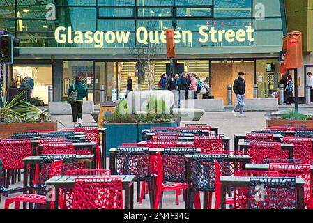 Eingang des Bahnhofs Glasgow Queen Street am George Square mit einem Vordergrund mit witherspoon auf den Kneipenttischen der Bank Stockfoto