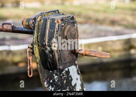 Wicklungsgetriebe--Teil des Mechanismus zum Betätigen von Schleusentoren auf Kanälen. Hier sind sie am Leeds & Lverpool Kanal. Stockfoto