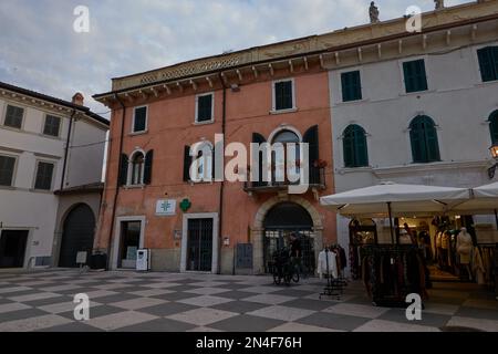 Lazise, Italien - 25. September 2022 - Lazise am Gardasee in der Herbstsaison Stockfoto