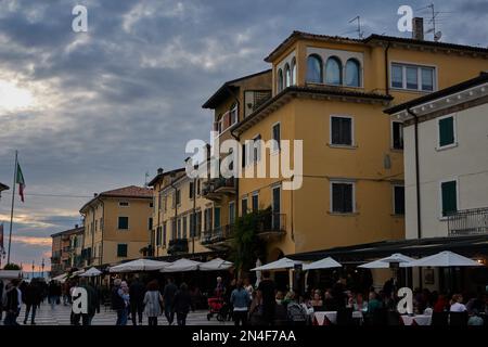 Lazise, Italien - 25. September 2022 - Lazise am Gardasee in der Herbstsaison Stockfoto