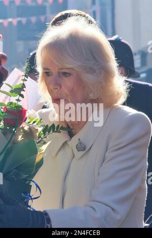 London, Großbritannien. 8. Februar 2023. King Charles und die königliche Gemahlin Camilla besuchen Unternehmen und die Brick Lane Moschee im Herzen der Bangladeshi Gemeinde im East End der Hauptstadt. Kredit: Elfte Stunde Fotografie/Alamy Live News Stockfoto