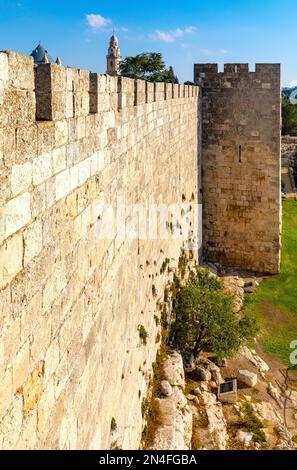 Jerusalem, Israel - 12. Oktober 2017: Mauern der Altstadt über der Straße Hativat Yerushalayim mit dem armenischen Viertel von Jerusalem Stockfoto