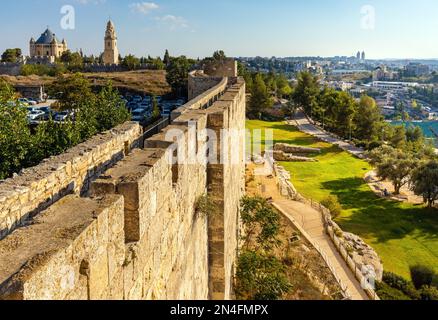 Jerusalem, Israel - 12. Oktober 2017: Mauern der Altstadt über der Straße Hativat Yerushalayim mit dem armenischen Viertel von Jerusalem Stockfoto
