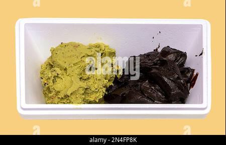 Süße Tiefkühlschokolade und Pistazieneis in einer Schüssel Stockfoto