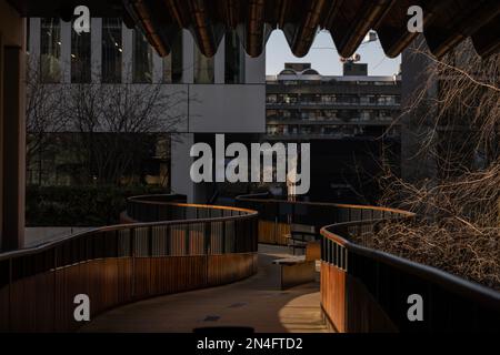 St Alphage Highwalk, Fußgängerweg mit Blick auf die Londoner Mauer, London EC2, City of London, England, Großbritannien Stockfoto