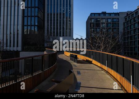 St Alphage Highwalk, Fußgängerweg mit Blick auf die Londoner Mauer, London EC2, City of London, England, Großbritannien Stockfoto