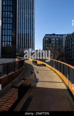 St Alphage Highwalk, Fußgängerweg mit Blick auf die Londoner Mauer, London EC2, City of London, England, Großbritannien Stockfoto