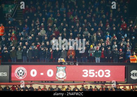 Bramall Lane, Sheffield, England - 7. Februar 2023 Wrexham Crowd - während des Spiels Sheffield United gegen Wrexham, Emirates FA Cup, 2022/23, Bramall Lane, Sheffield, England - 7. Februar 2023 Kredit: Arthur Haigh/WhiteRosePhotos/Alamy Live News Stockfoto