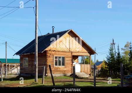 Neues Holzhaus steht im Dorf in der Nähe des Waldes in Yakutia. Stockfoto