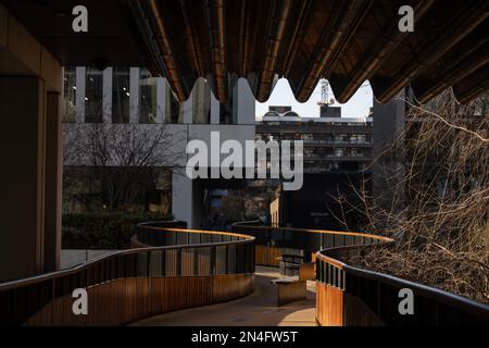 St Alphage Highwalk, Fußgängerweg mit Blick auf die Londoner Mauer, London EC2, City of London, England, Großbritannien Stockfoto