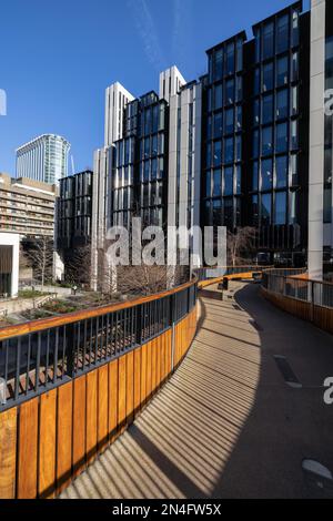 St Alphage Highwalk, Fußgängerweg mit Blick auf die Londoner Mauer, London EC2, City of London, England, Großbritannien Stockfoto