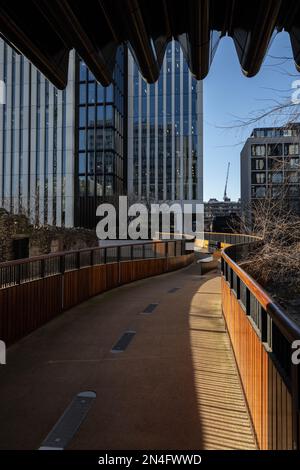 St Alphage Highwalk, Fußgängerweg mit Blick auf die Londoner Mauer, London EC2, City of London, England, Großbritannien Stockfoto